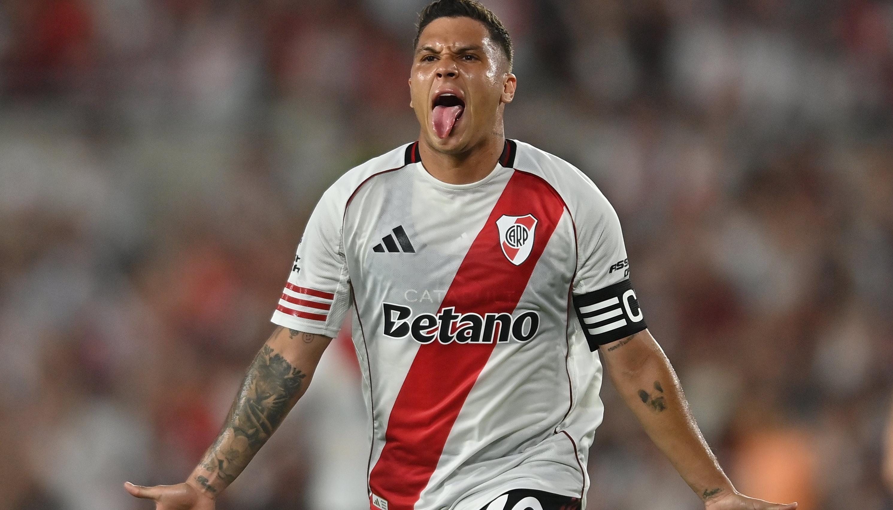 Juan Fernando Quintero celebra uno de sus goles ante Gimnasia y Esgrima. 