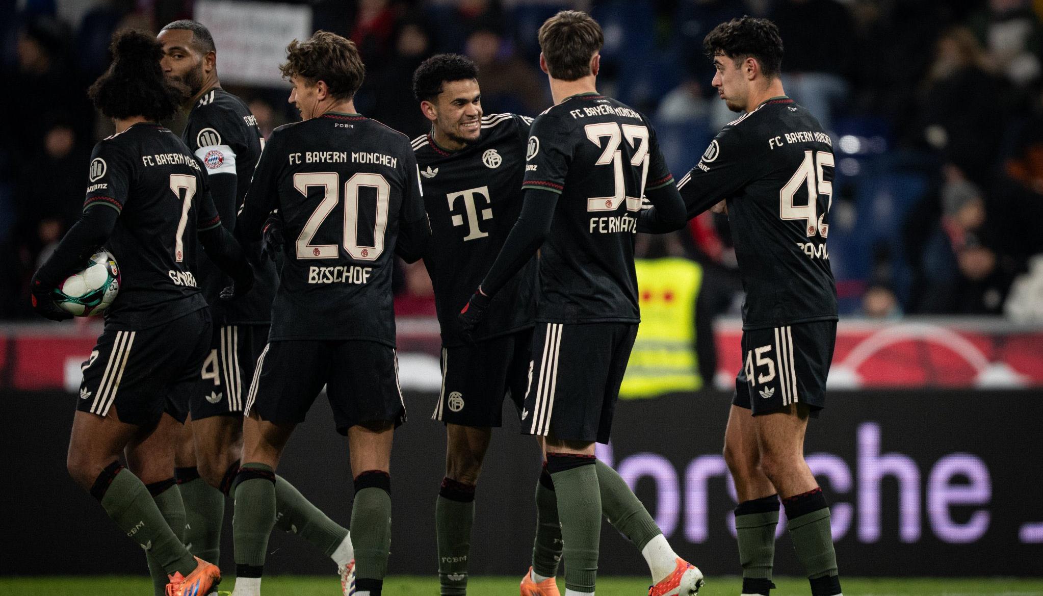 Luis Díaz festeja uno de los goles con sus compañeros. 