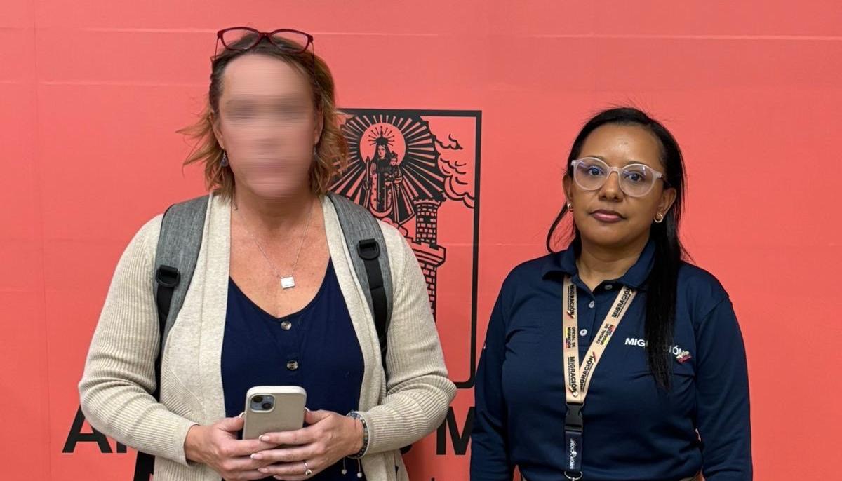 Mujer estadounidense inadmitida en Colombia. 