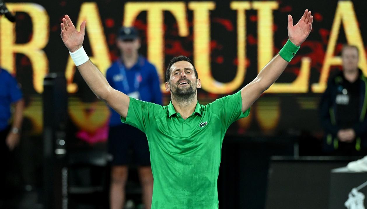 Novak Djokovic celebra tras su victoria sobre Alexander Zverev.
