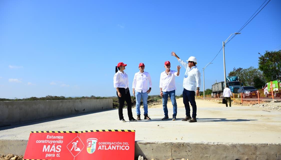 Gobernador Verano durante la inspección de obras en Juan Mina.