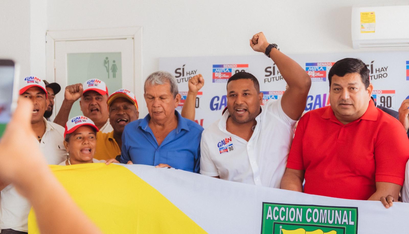 Óscar David Galán junto al movimiento comunal.