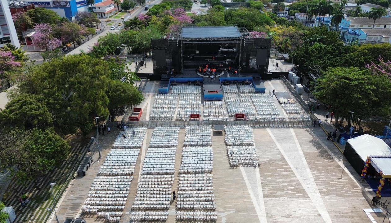 Escenario de la coronación de los reyes del Carnaval de la 44, en la Plaza de La Paz. 