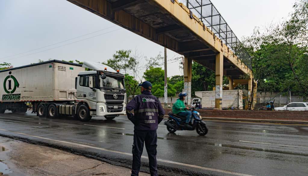Puente peatonal en la calle 30, en Soledad.