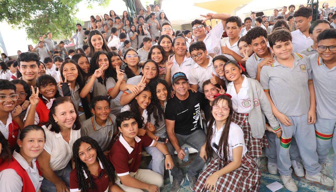 Alcalde Char con los estudiantes en su regreso a clases. 
