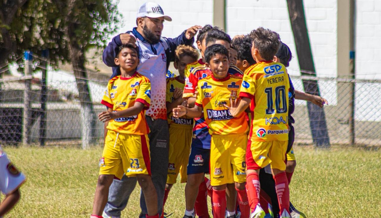 Jugadores de la Escuela Ringo Amaya celebran su paso a las semifinales en la categoría 2016.