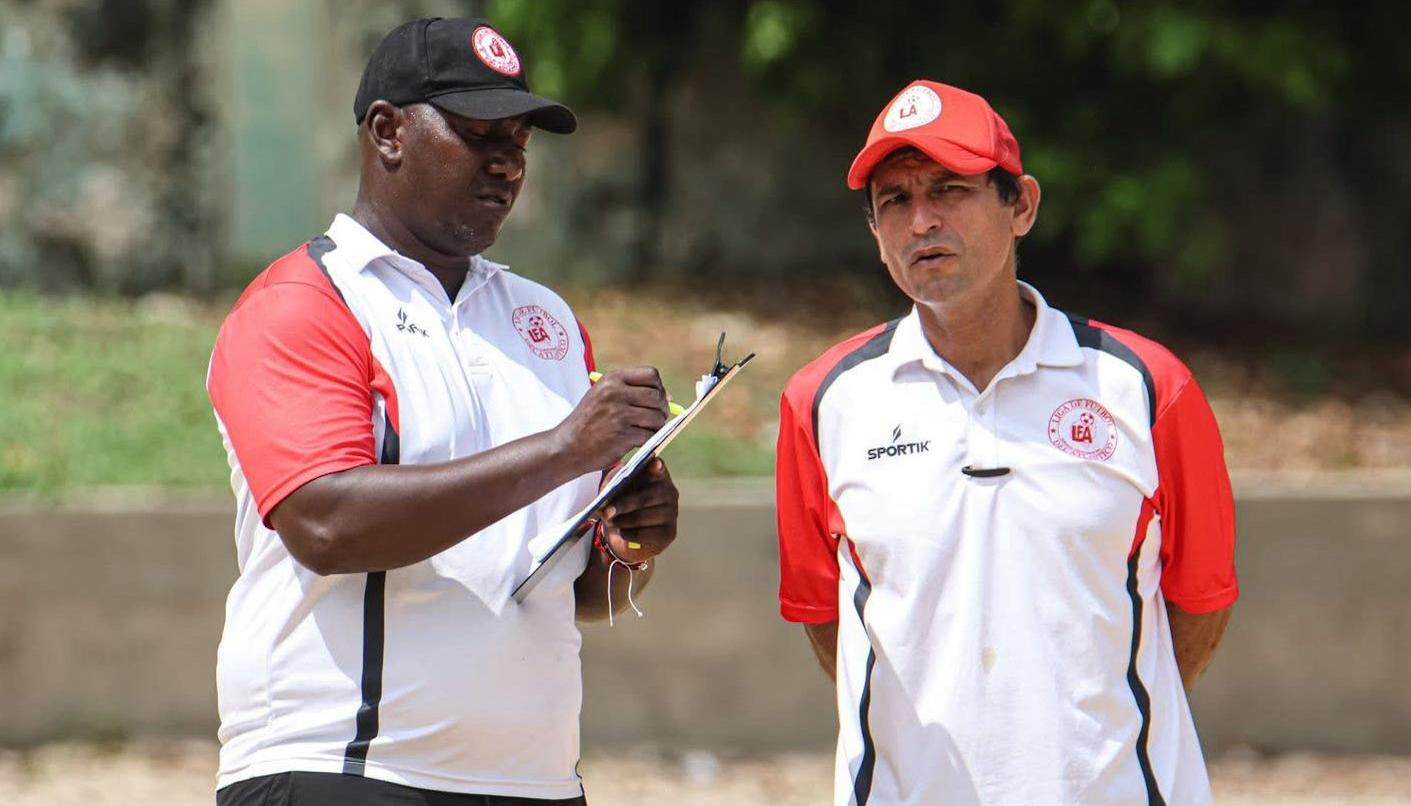 Evert Salas, técnico de la selección Atlántico sub–13, y Adalberto Trespalacios, analista de video.