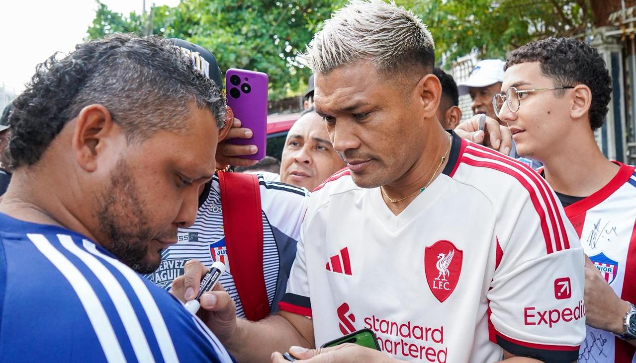 Teo firmó autógrafos y se tomó fotos con los hinchas. 