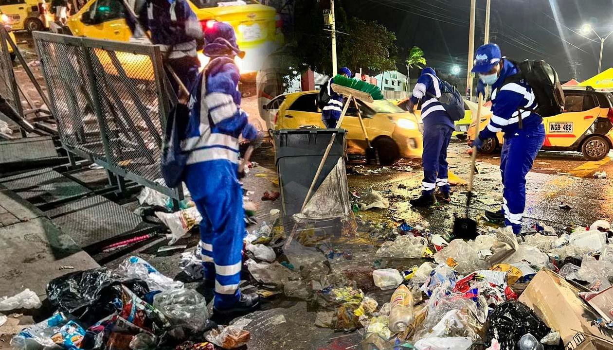 Operarios de Triple A durante operación de limpieza en la ciudad. 