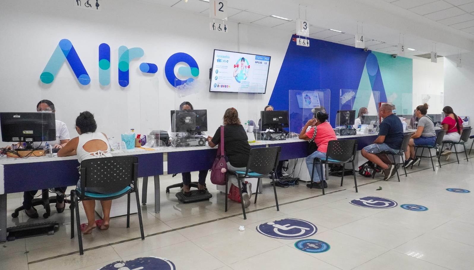 Usuarios en las oficinas de Air-e. 