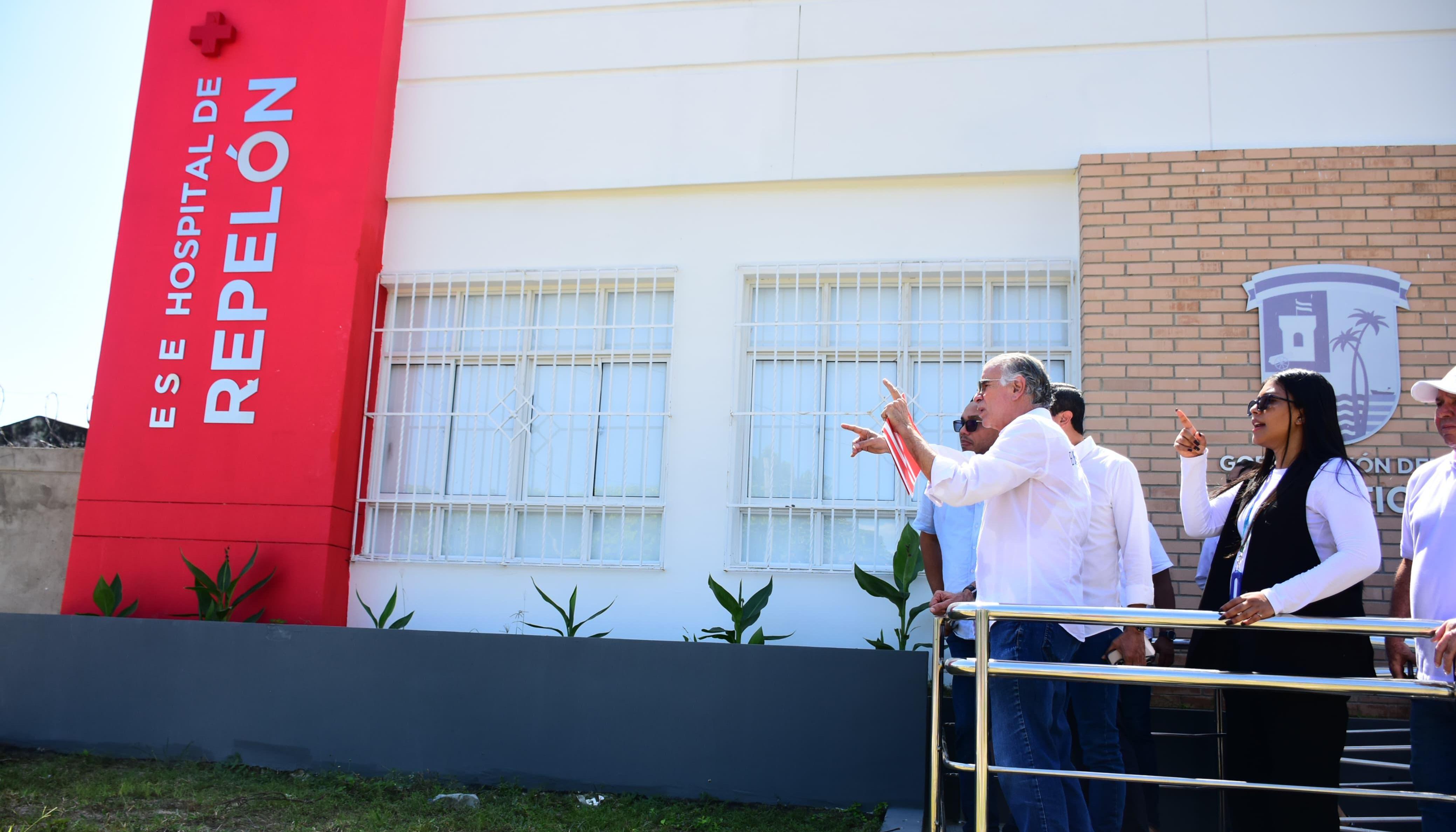 Gobernador Eduardo Verano en la entrega de la ESE de Repelón renovada. 