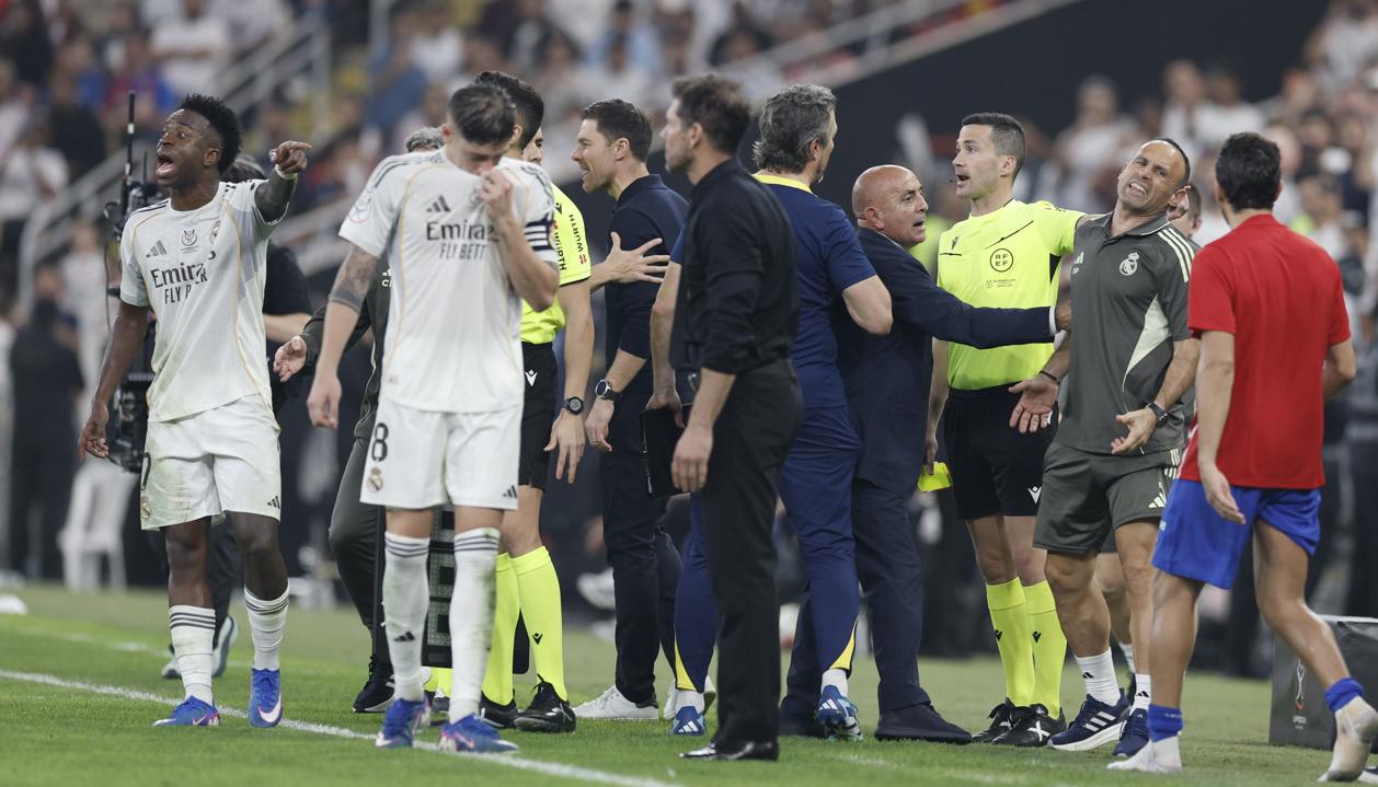 Momento del cruce entre Vinicius y Diego Simeone, técnico del Real Madrid. 