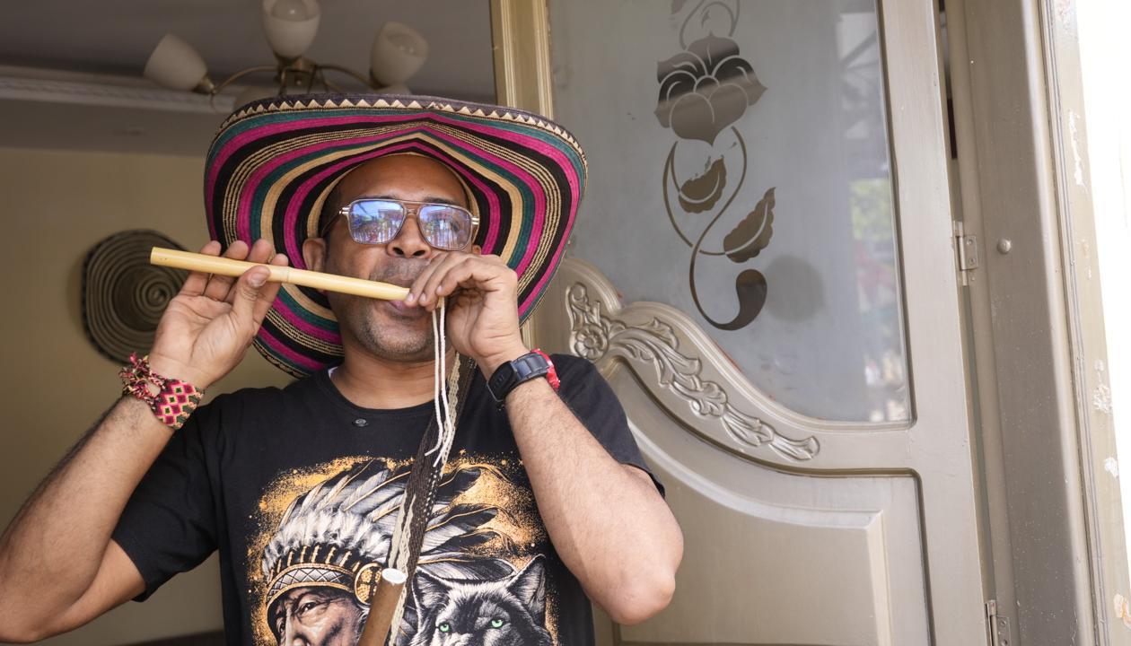 El cañamillero Joaquín Pérez Arzuza, interpretando una flauta de millo.
