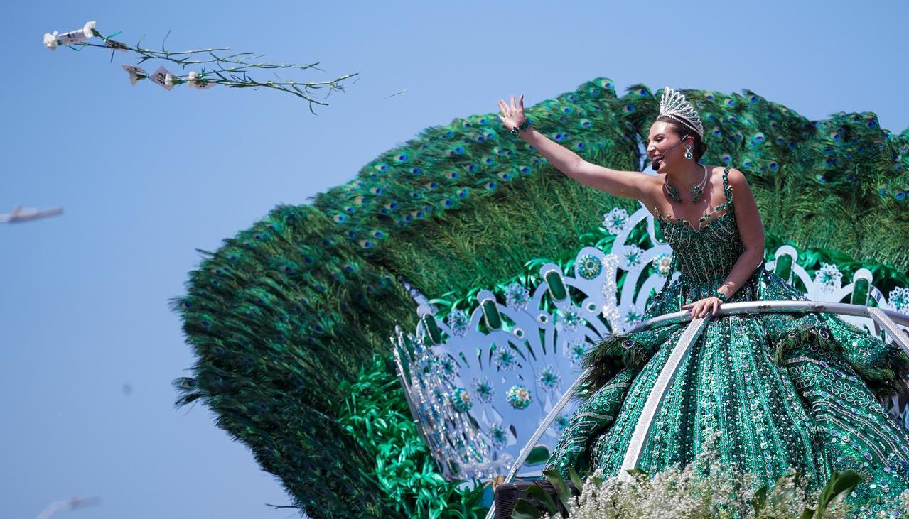 La Reina del Carnaval Michelle Char, a bordo de su carroza durante la Batalla de Flores.