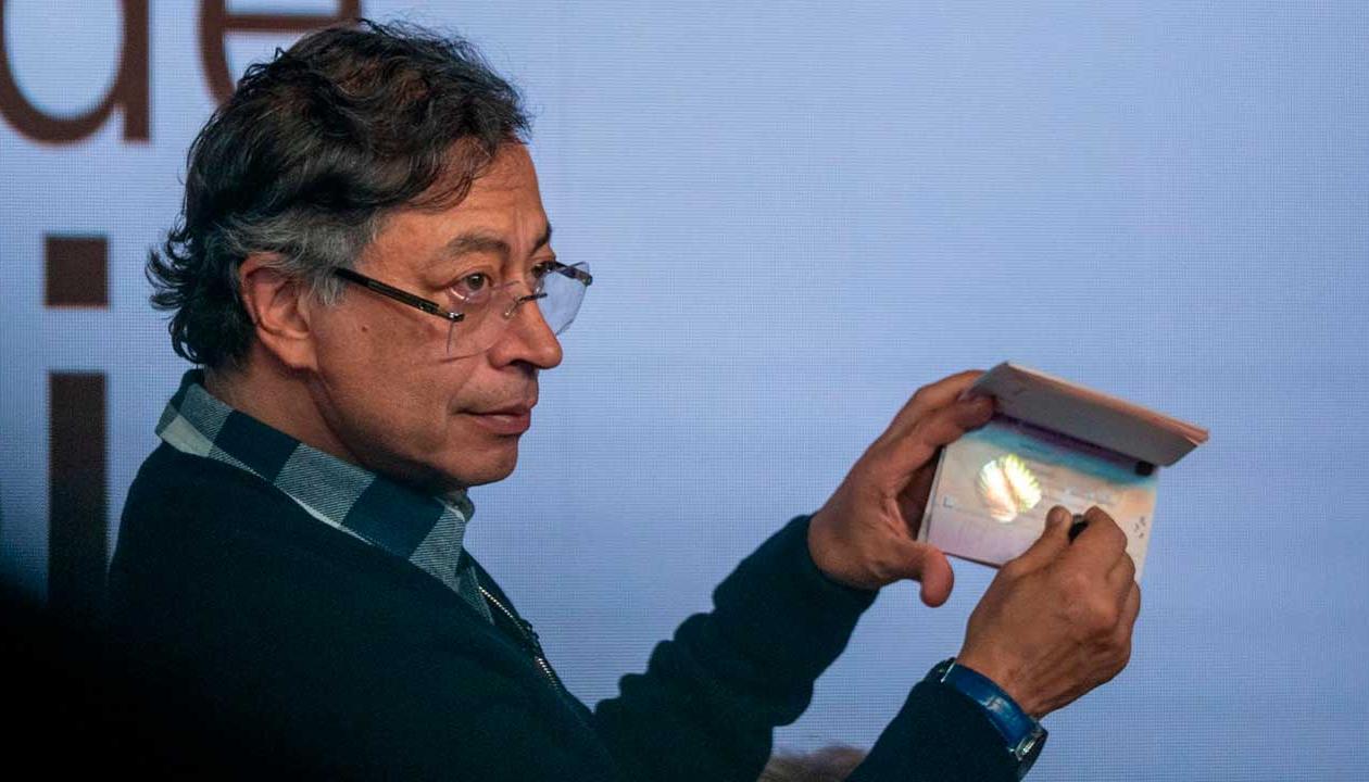 El Presidente Petro con el nuevo pasaporte.