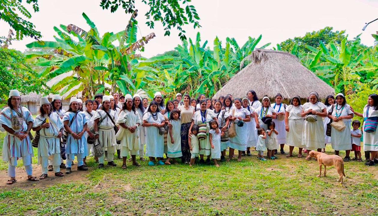 Irene Vélez, Ministra de Ambiente, junto a la comunidad de los pueblos Arhuaco, Taganga y la Confederación Indígena Tayrona.