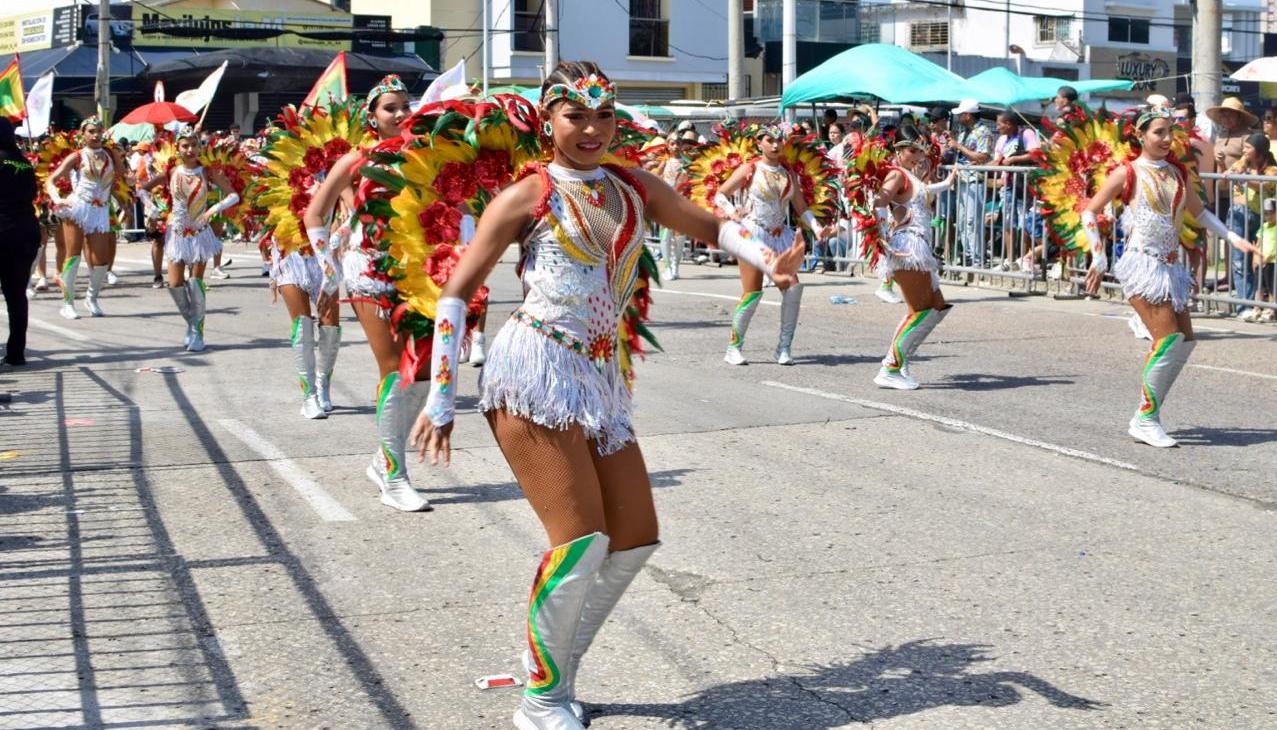 Grupos folclóricos que hacen parte del desfile. 