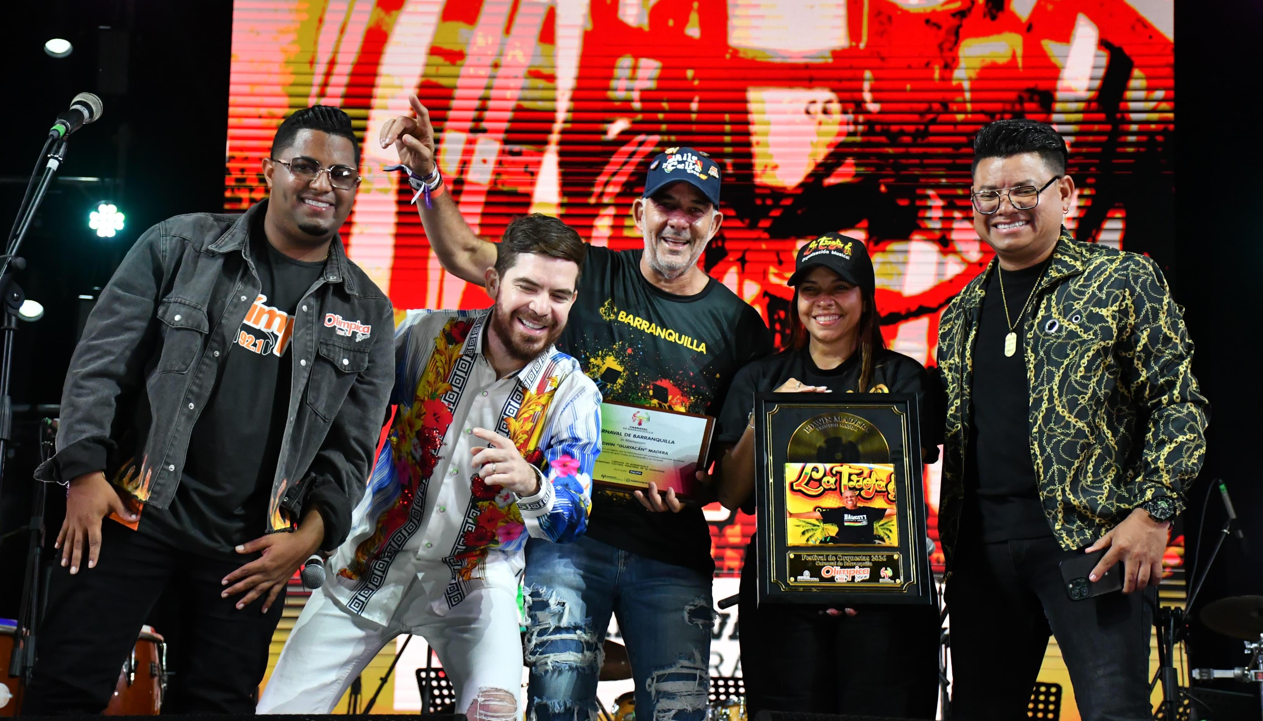 Anamilé Madera, hija de Edwin Madera, recibiendo el reconocimiento.