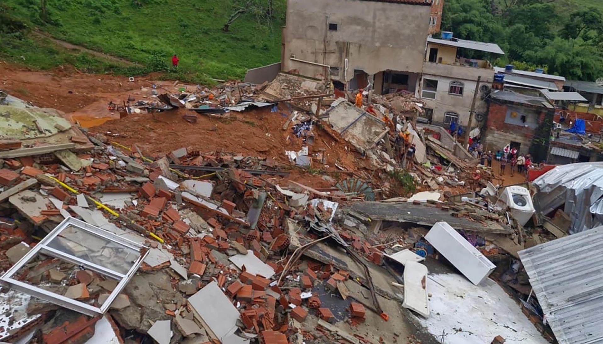Casas destruidas en Juiz de Fora, Brasil.