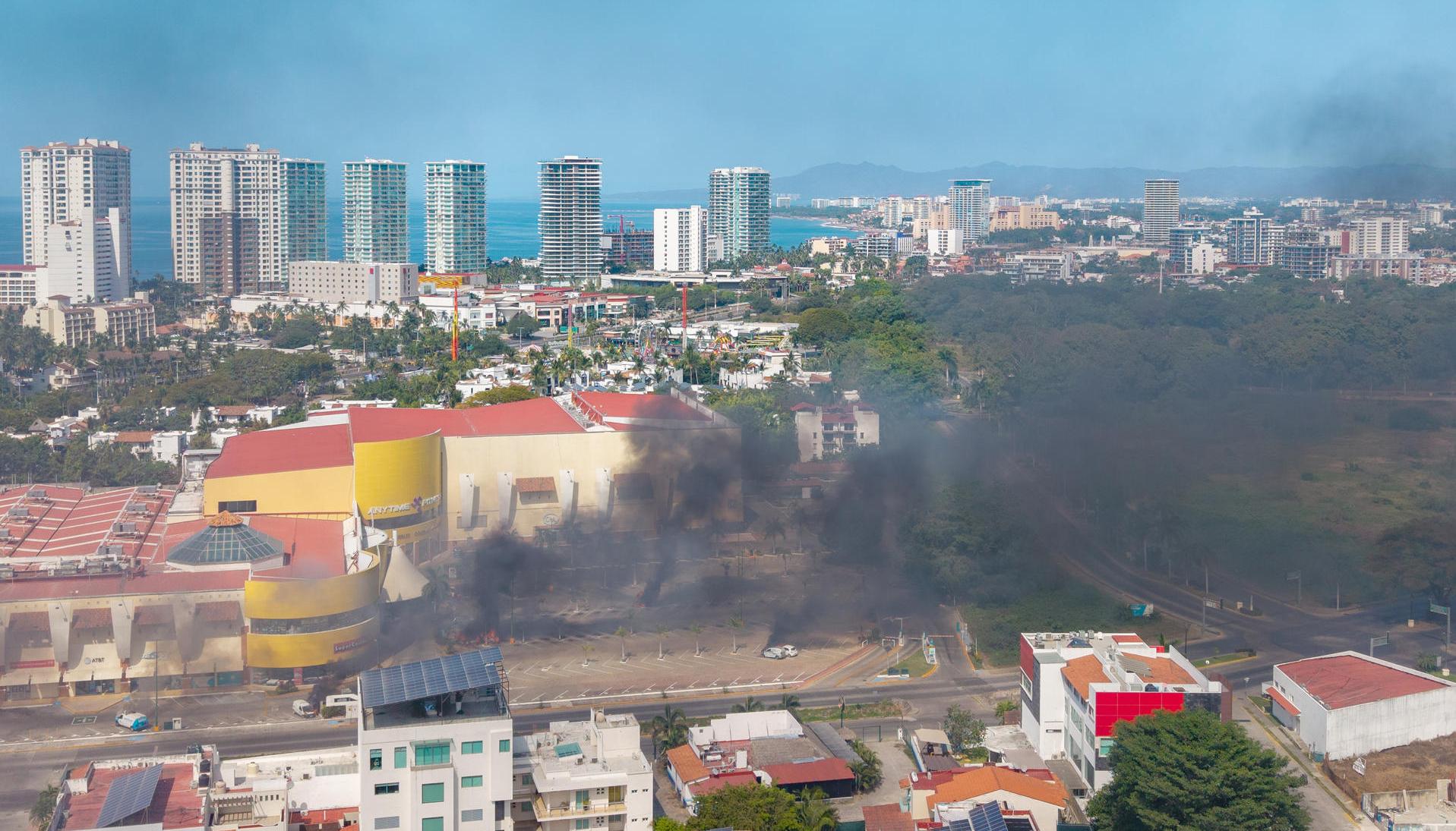 Columnas de humo tras reacciones violentas por el abatimiento de Nemesio Rubén Oseguera Cervantes, alias 'El Mencho'.