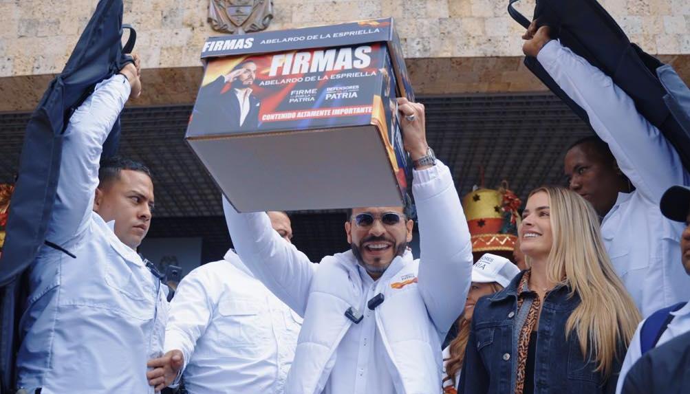 Abelardo De La Espriella en la entrega de firmas.