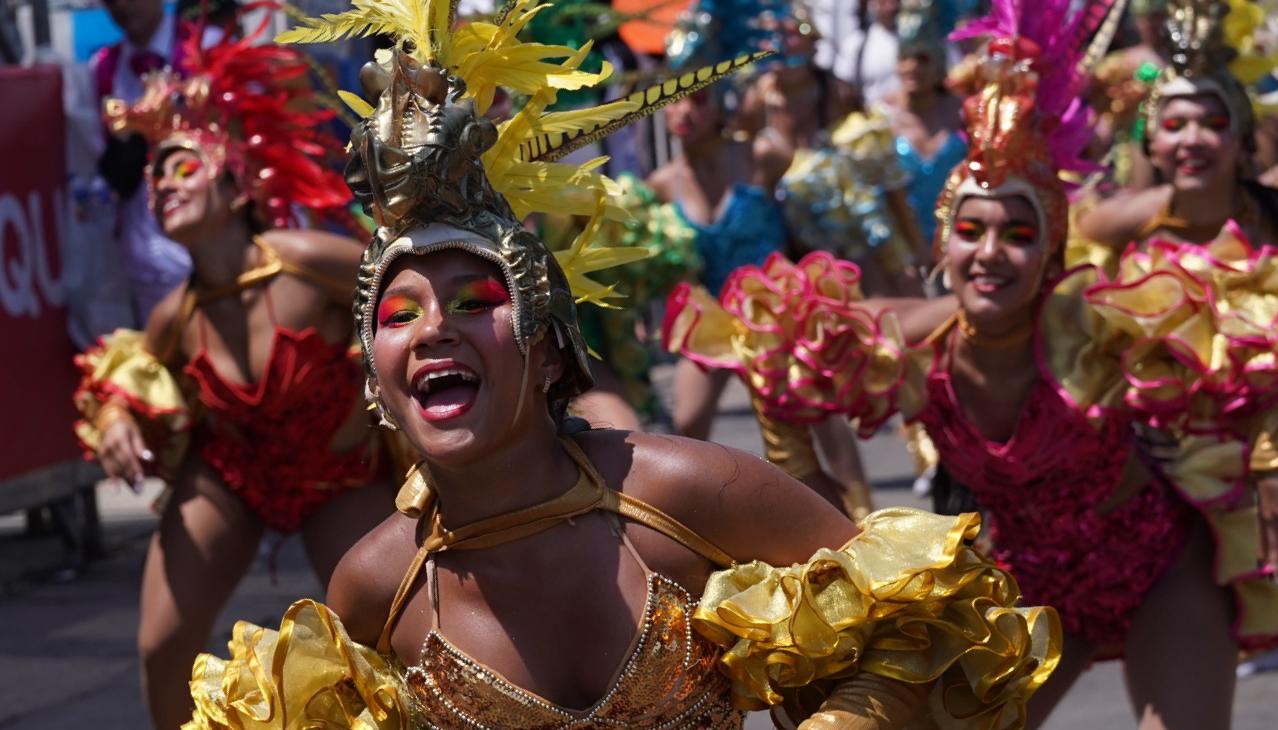 ‘Afrocaribe’ destacó por sus coloridos trajes.