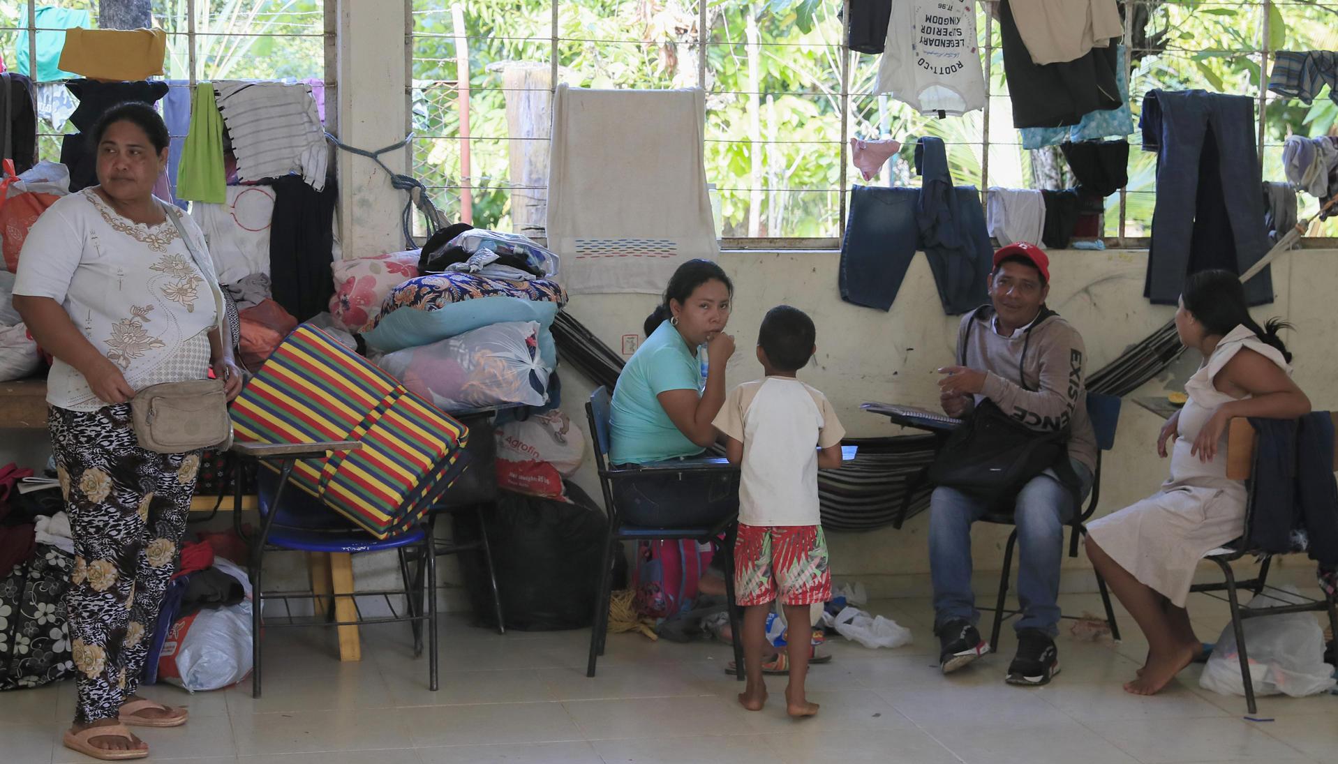 José Julián Castaño y su familia en el albergue. 