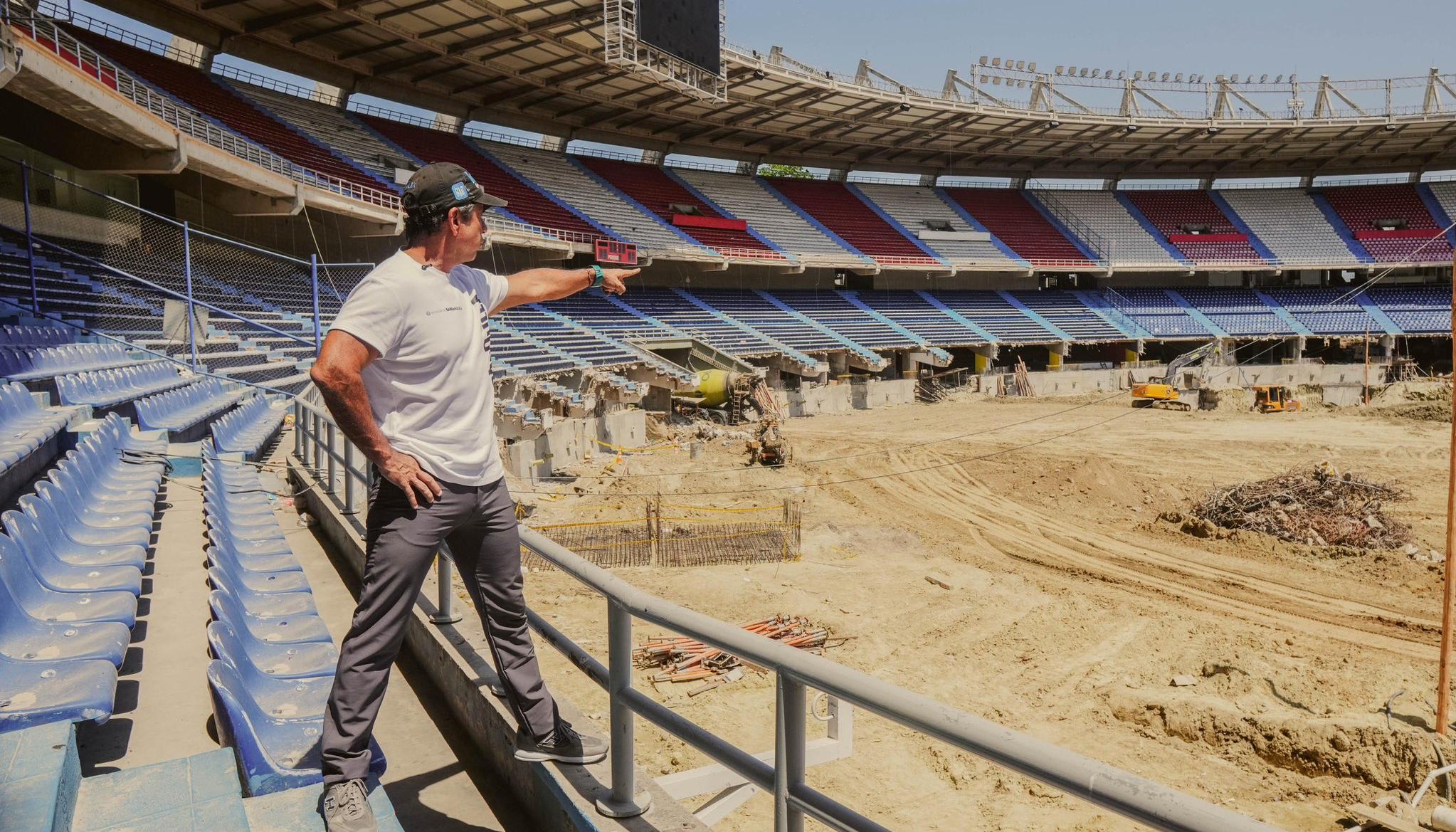 El alcalde Alejandro Char inspeccionando las obras en el Metropolitano. 