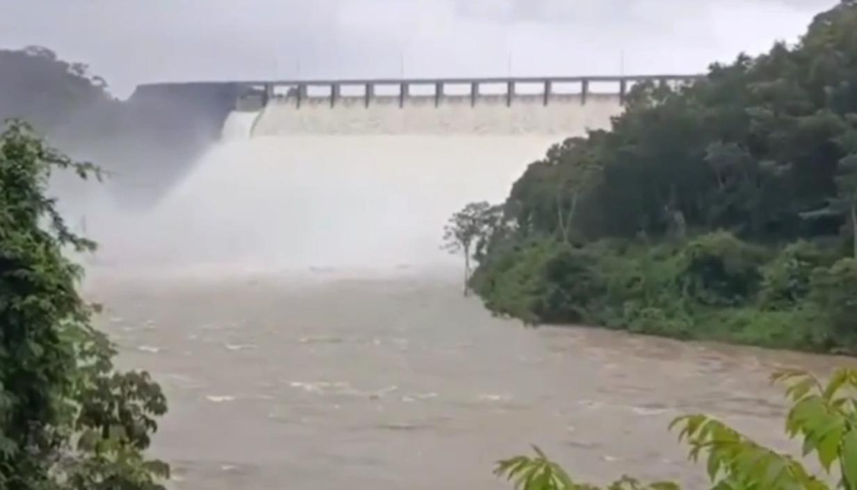 Hidroeléctrica Urrá realizando descarga al río Sinú. 