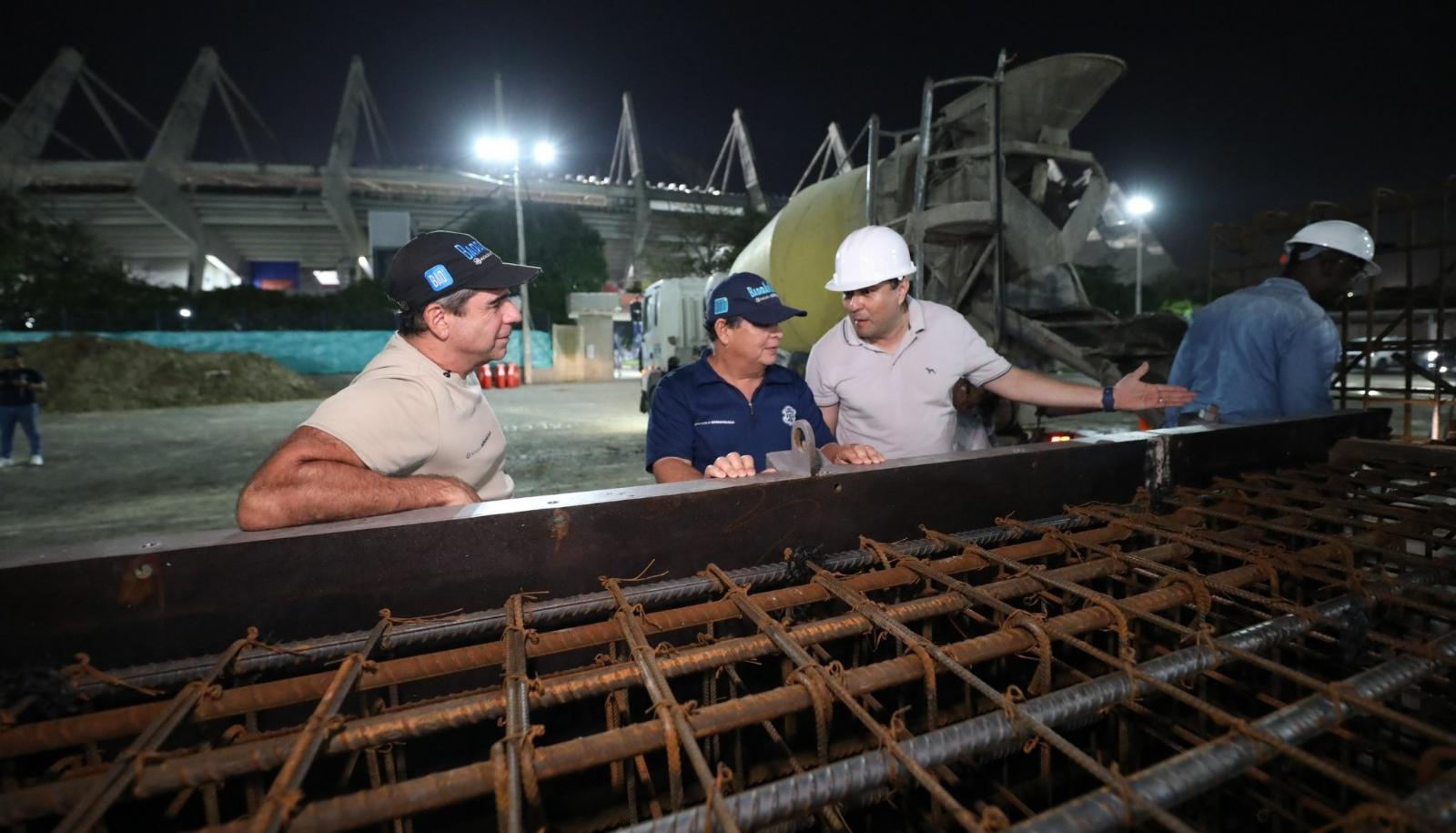 Alcalde Alejandro Char inspeccionando los trabajos en el Metropolitano.