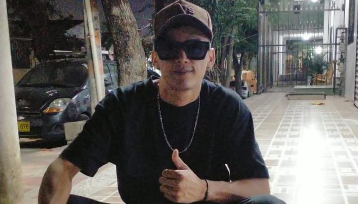 Así estaba vestido el joven cuando desapareció.