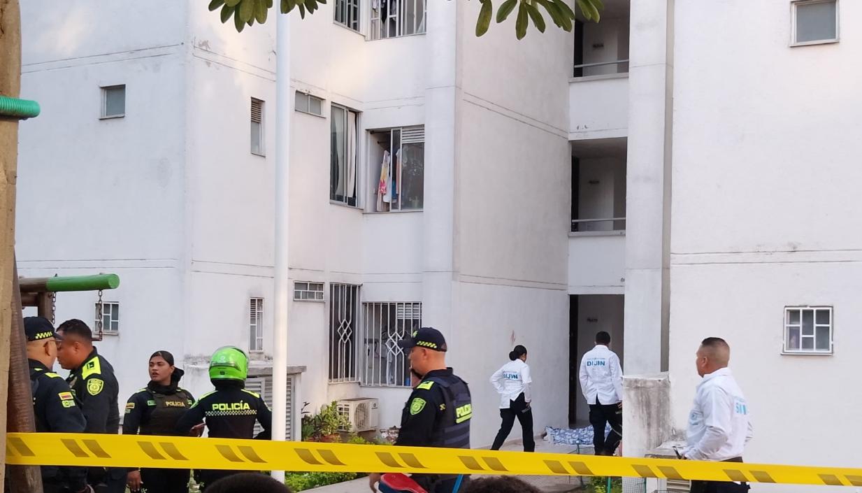 La Sijin acordonó el área donde quedó tendido el cuerpo del hombre. 