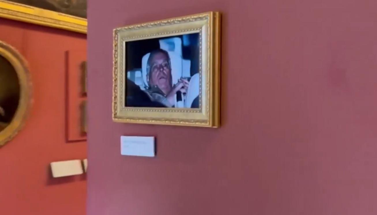 La foto del expríncipe Andrés en el Louvre.