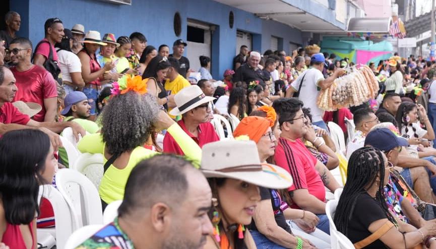 Asistentes para observa La Guachera, en la carrera 44. 