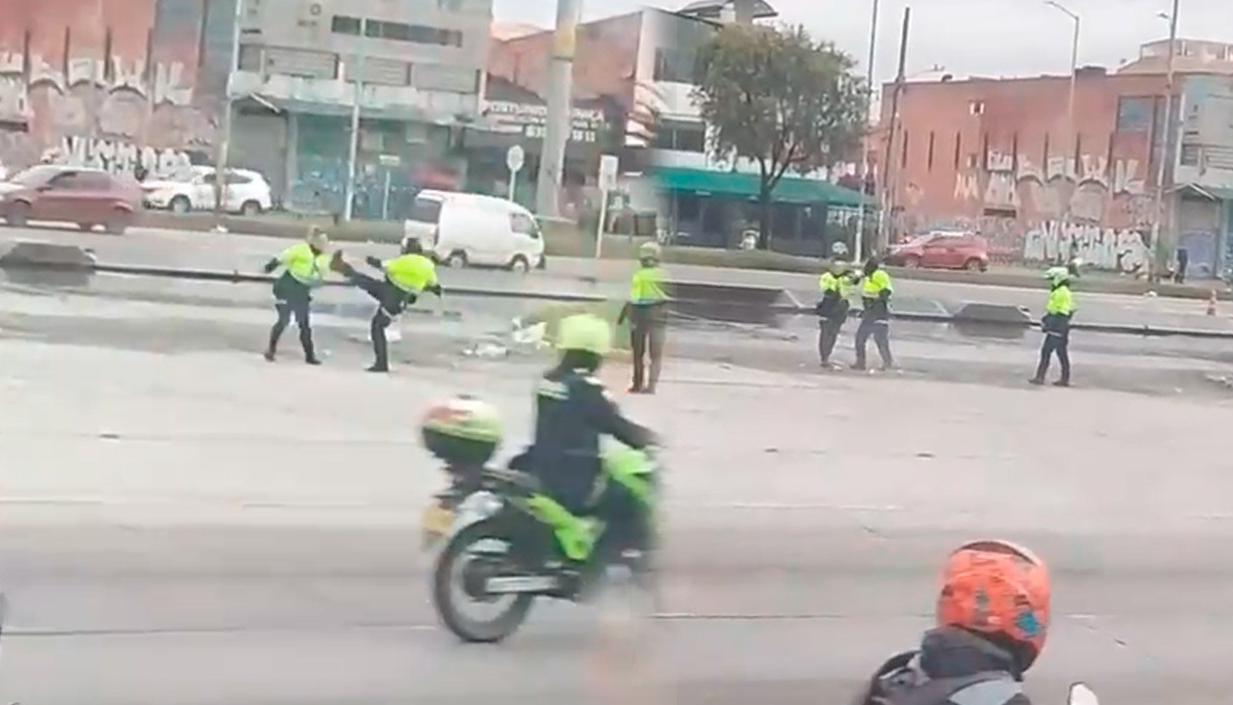 Momento en que uno de los policías era golpeado por su compañero. 