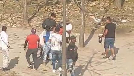 Momento en que la víctima es auxiliada para ser trasladada a un centro asistencial. 