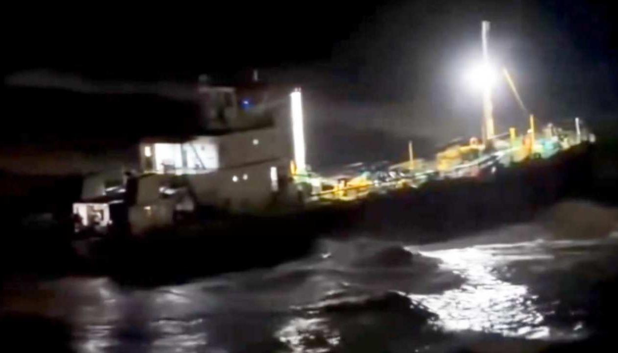 Barco encalló en playa Los Cocos.