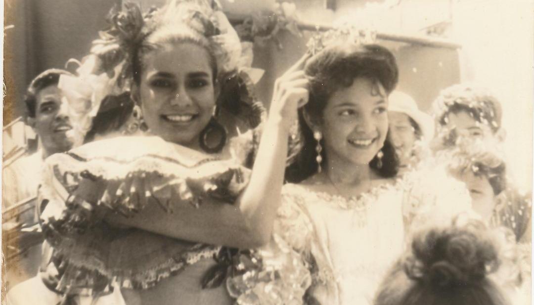 Brigitte Abuchaibe coronando a Laura Heredia