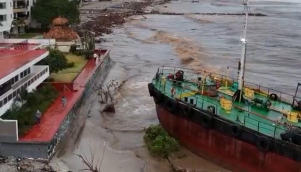 Buque a pocos metros de una casa.