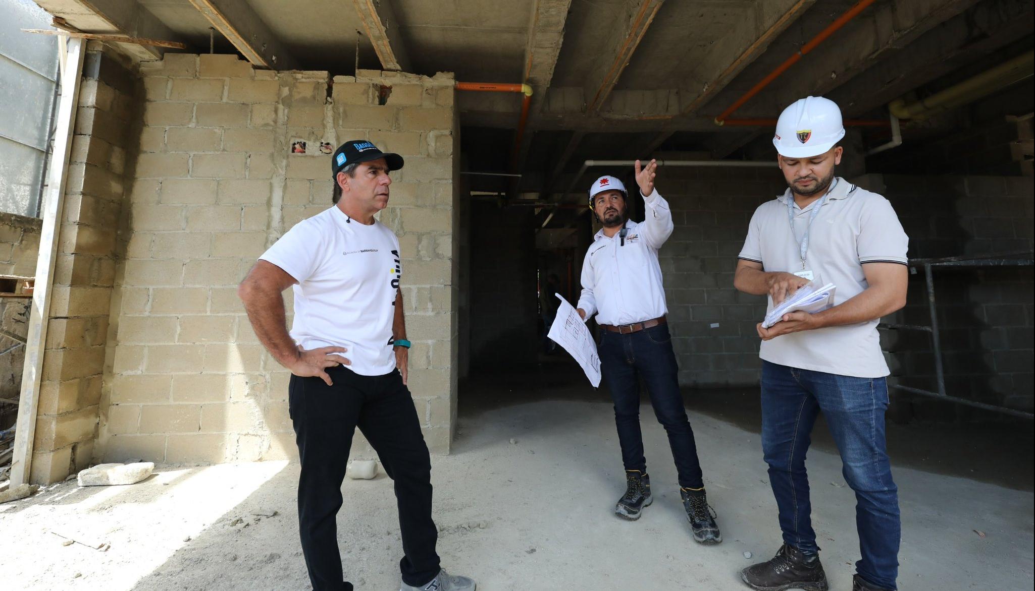 Alcalde Char durante la inspección de las obras en Rebolo. 