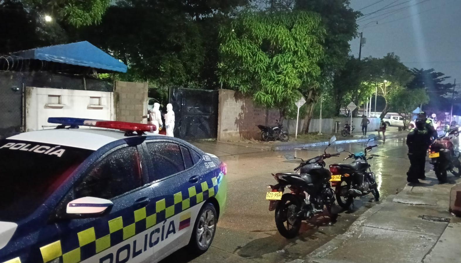 La Policía y el CTI de la Fiscalía inspeccionando el lugar donde explotó el artefacto explosivo 