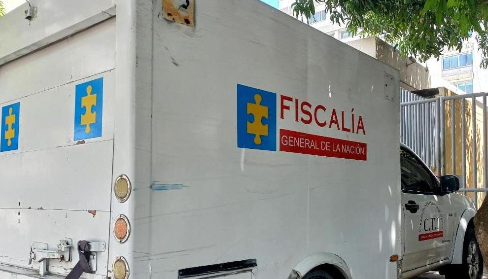 El CTI de la Fiscalía trasladó los cuerpos de las víctimas a Medicina Legal. 