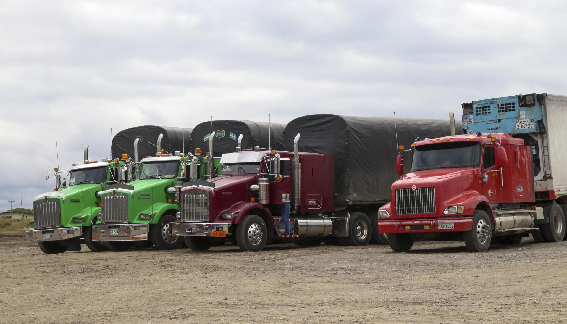 Camiones de carga en la zona fronteriza de Colombia con Ecuador en Rumichaca (Ecuador)
