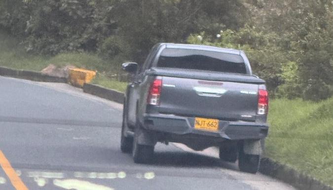 Camioneta abandonada en la vía donde se transportaba la senadora con dos de sus escoltas. 