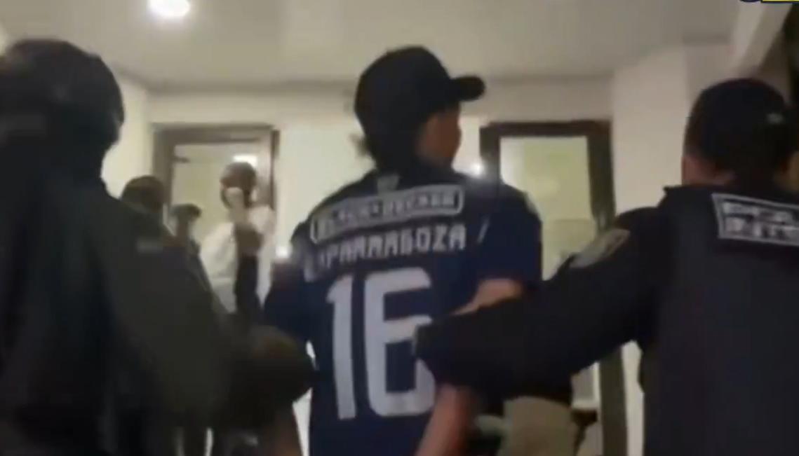 Capturado con notificación roja de Interpol. 