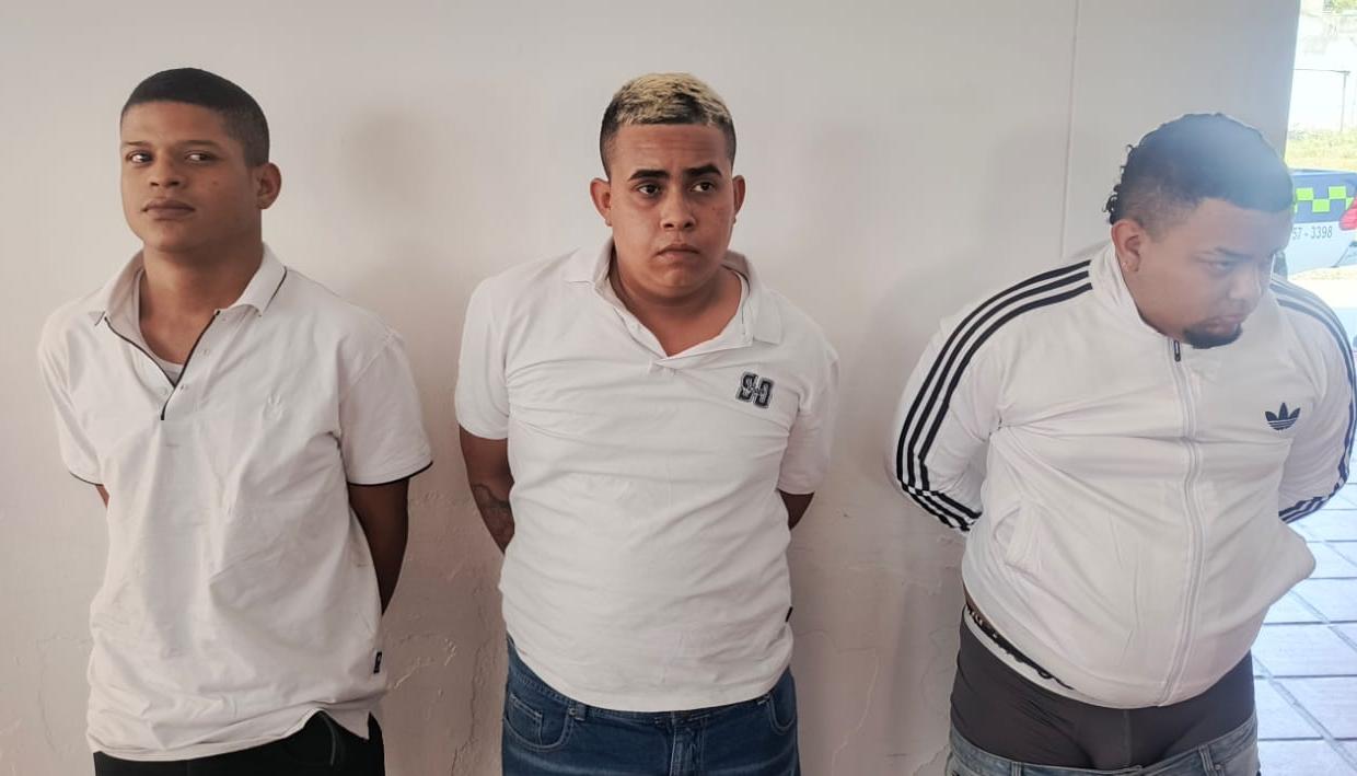 Los tres capturados tras el atentado.