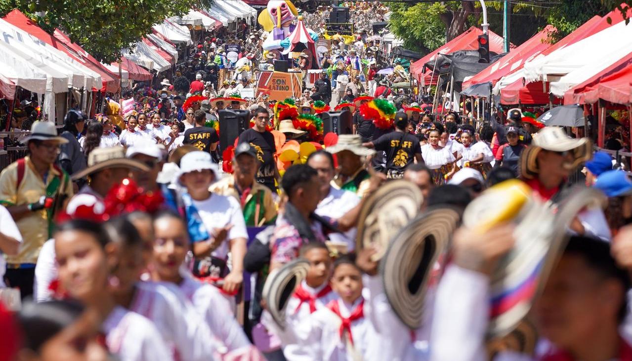 Asistencia masiva en el Carnaval de los Niños.