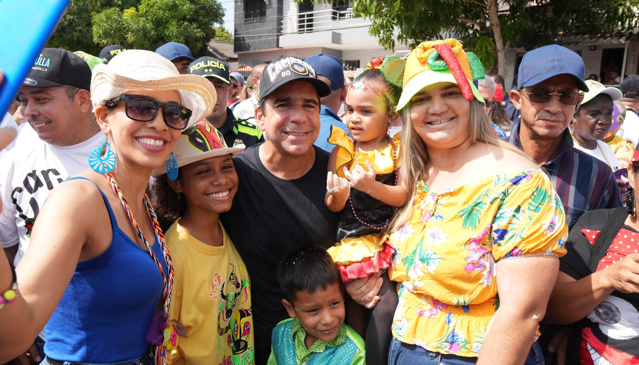 El alcalde Alejandro Char con asistentes del Carnaval.