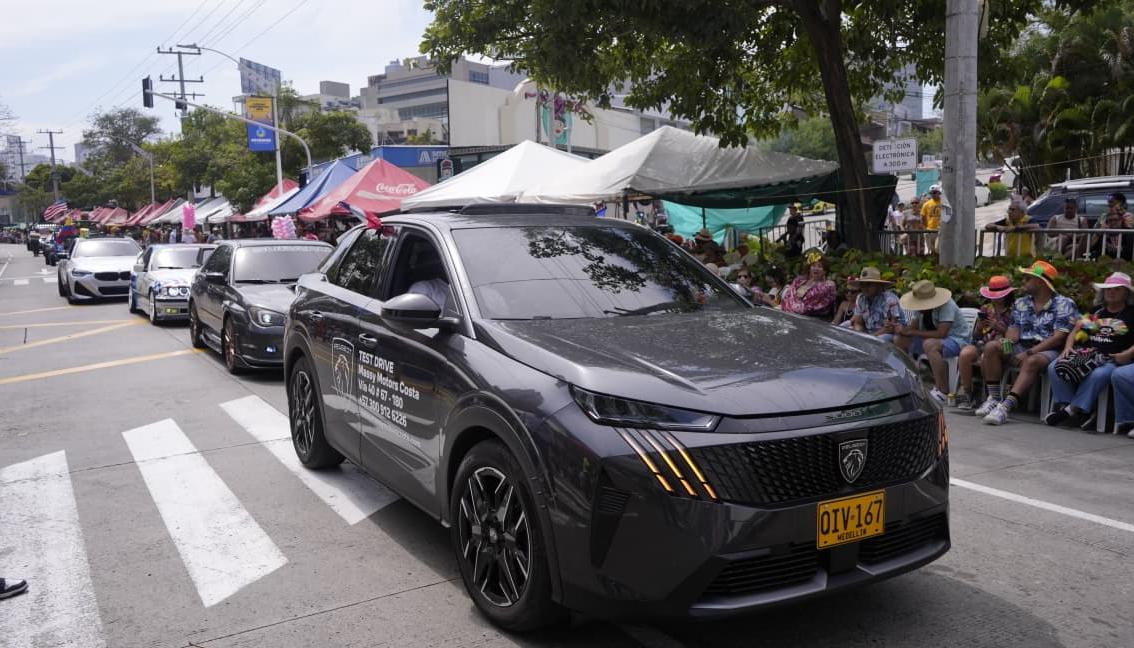 Caravana de carros de alta gama.