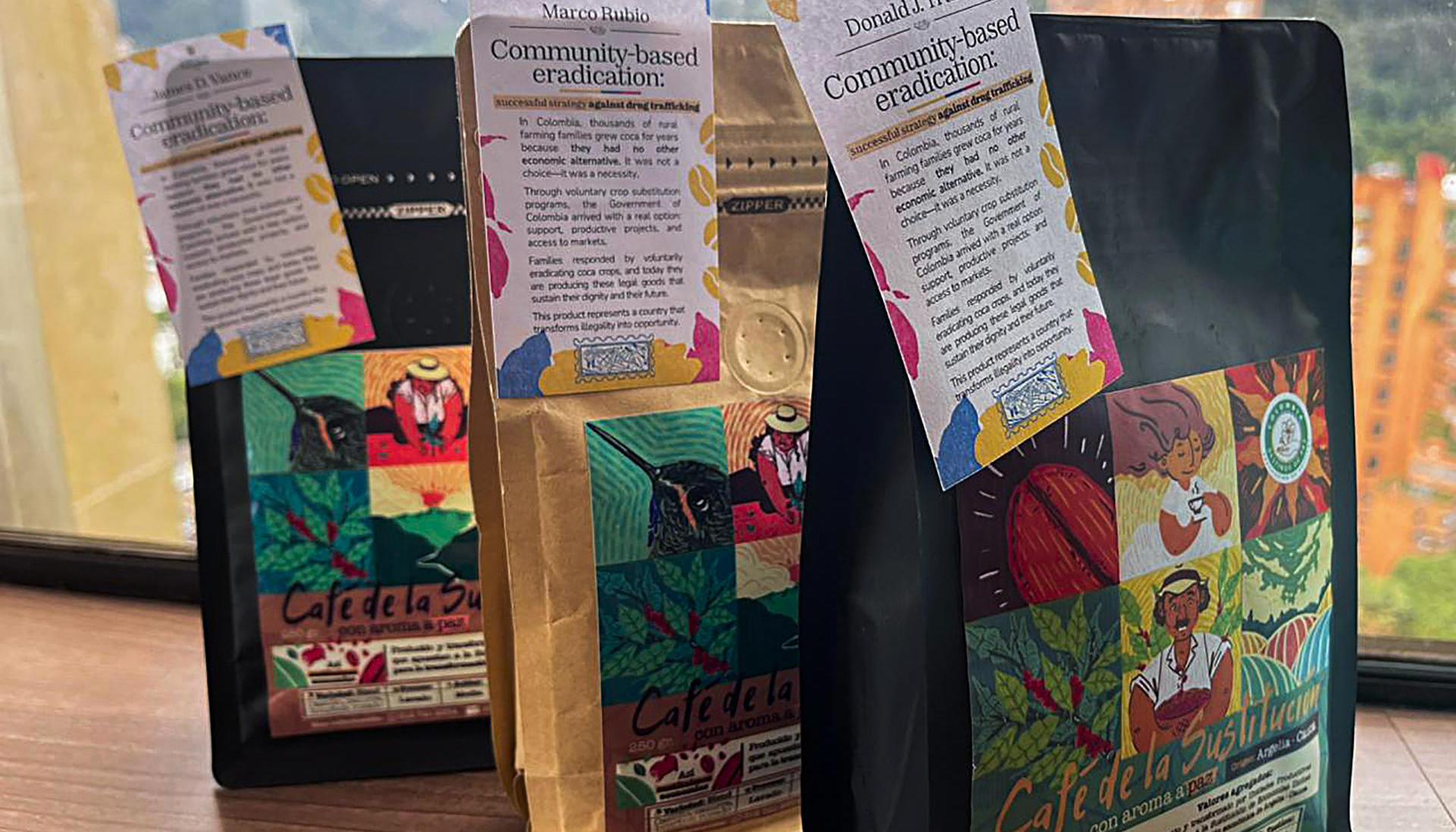 Cesta con café y chocolates, símbolo de su política antidrogas